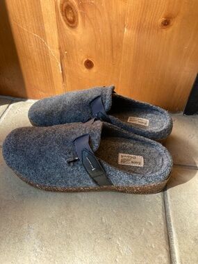 Earth Origins Gray Felt Slip-Ons with Subtle Speckle - 6 1/2